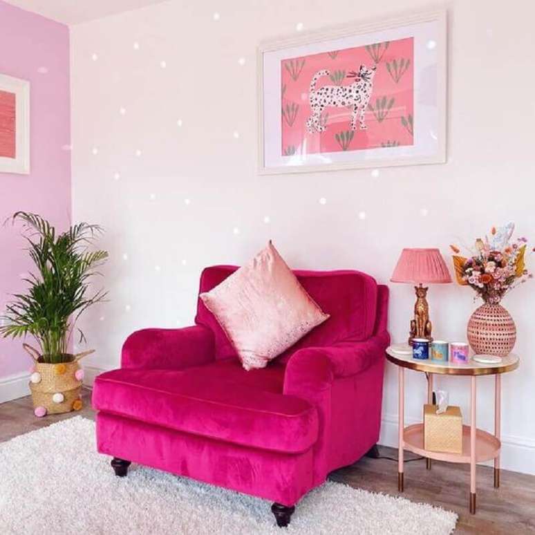 55. Poltrona rosa pink para sala rosa decorada com mesa lateral redonda &ndash; Foto: Pinterest