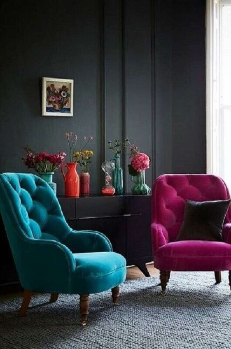 59. Sala preta decorada com poltrona rosa e poltrona azul &ndash; Foto: Pinterest