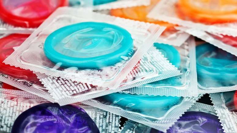 Esquema de distribuição gratuita de preservativos pode ser usado como modelo para produtos menstruais