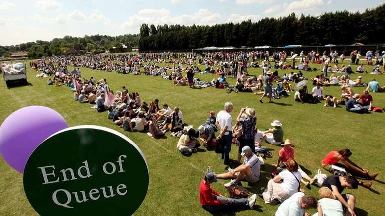 As filas para comprar ingresso para o Torneio de Wimbledon, em Londres, têm regras de comportamento e acampamento noturno