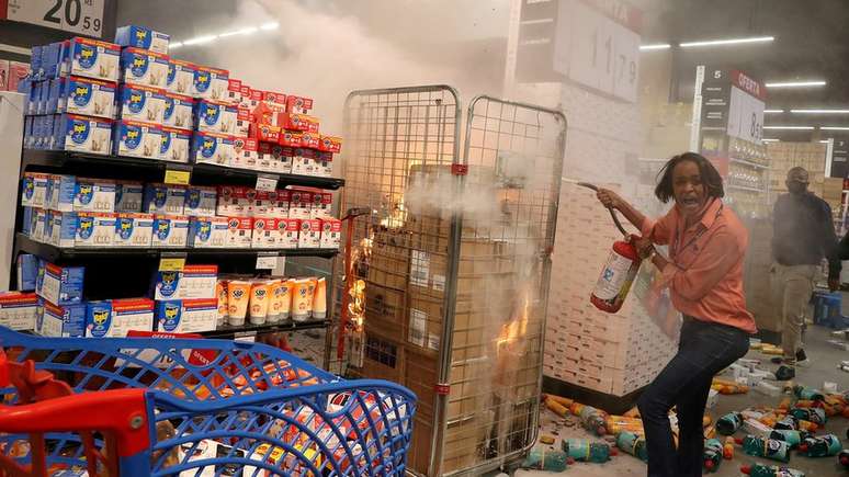 Manifestantes depredaram loja da rede Carrefour em São Paulo após morte de João Alberto Freitas
