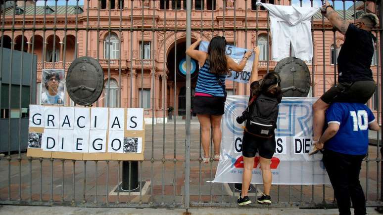 Centenas de pessoas saíram às ruas para homenagear Maradona