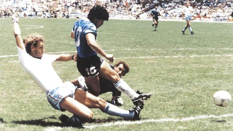 Toque final de Maradona naquela é considerada uma das melhores jogadas de todos os tempos