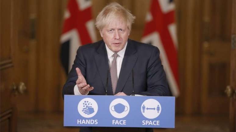 Primeiro-ministro Boris Johnson anunciou novas medidas para tentar conter aumento de casos