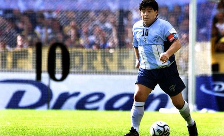 Maradona, retratado em 2001, lutou contra a dependência de drogas e problemas de peso