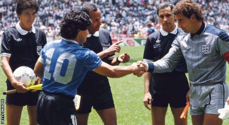 Calma antes da tempestade: aperto de mão com o goleiro da Inglaterra Peter Shilton antes das quartas-de-final da Copa do Mundo no México em 1986