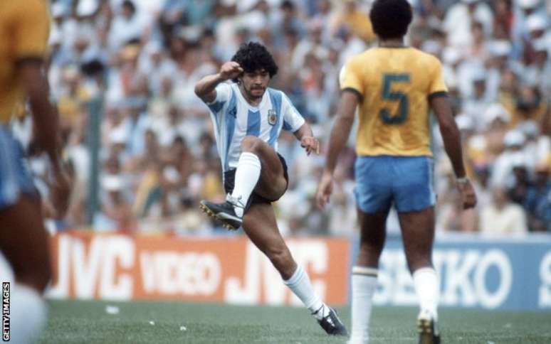 Maradona fez sua estreia na Copa do Mundo pela Argentina no torneio de 1982 na Espanha, mas realmente deixou sua marca quatro anos depois