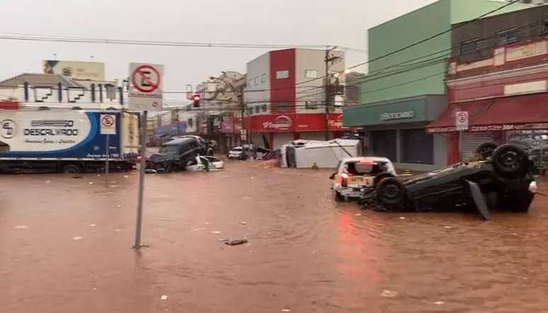 Chuva intensa causa estragos em São Carlos