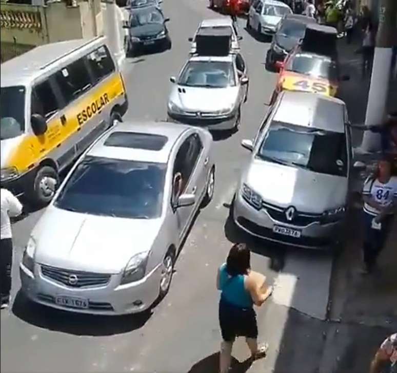 Vídeo mostra carro de som com adesivo de Covas próximo a local de distribuição de cestas básicas.