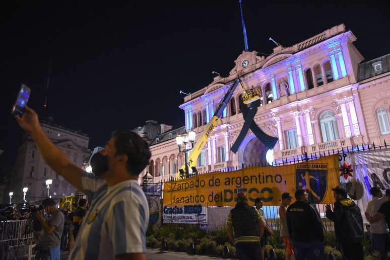 Pessoas se reúnem do lado de fora da Casa Rosada após morte de Diego Maradona
26/11/2020 REUTERS/Martin Villar