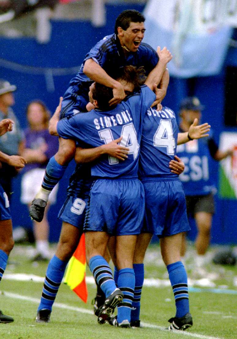 Diego Maradona comemora com Diego Simeone durante partida da Copa do Mundo de 1994
21/06/1994 Mike Blake/REUTERS