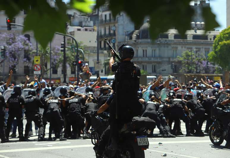 Fãs e policiais entram en confronto durante despedida de Maradona, em Buenos Aires
 26/11/2020 REUTERS/Matias Baglietto