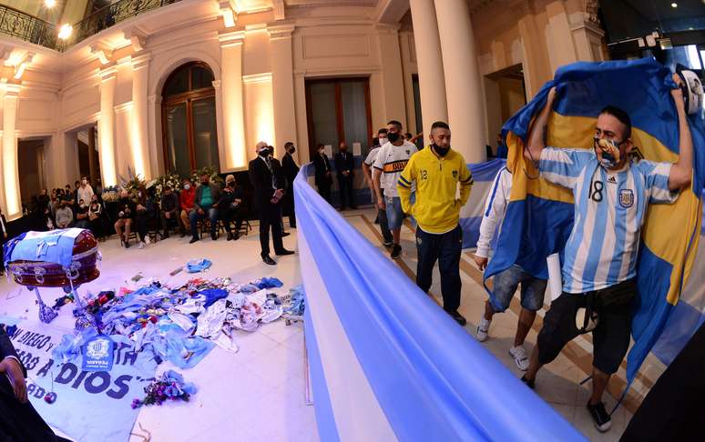 Argentinos se despedem de Maradona na Casa Rosada