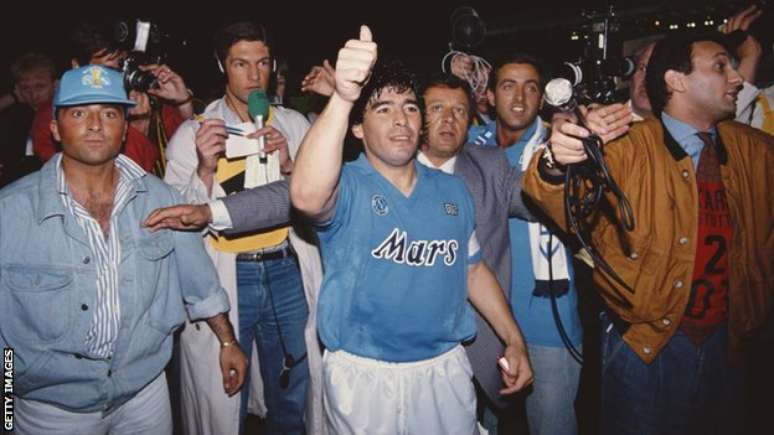 Maradona foi um &iacute;cone do time italiano Napoli, pelo qual conquistou a Copa da Uefa em 1989, al&eacute;m de dois t&iacute;tulos da liga. A camisa 10 foi aposentada em sua homenagem