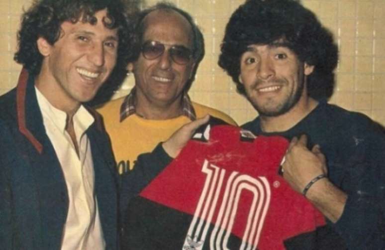 Zico presenteia Maradona com a camisa 10 do Flamengo (Foto: Reprodução)