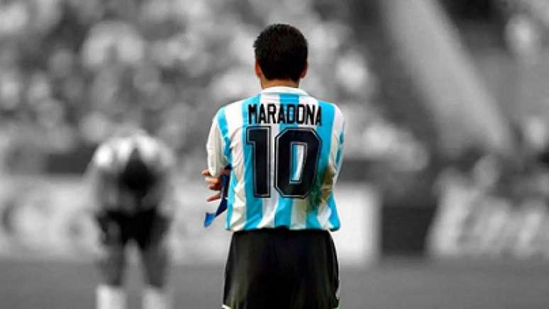 Maradona brilhou usando a camisa 10 (Reprodução/Twitter)