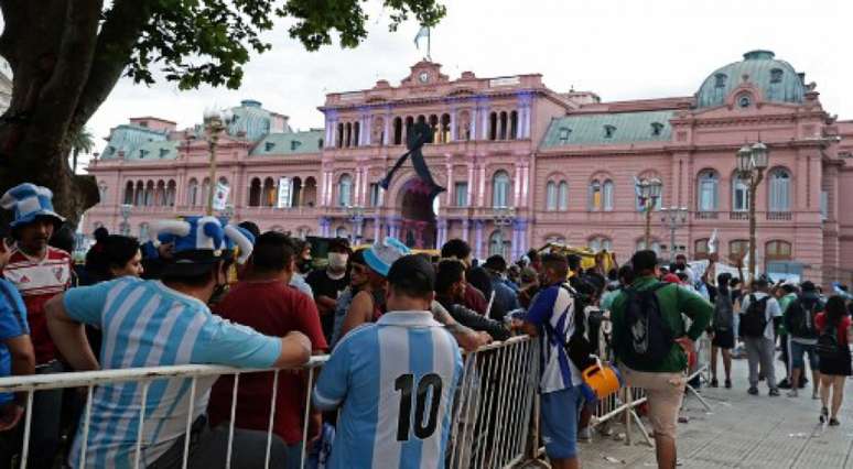 Multidão se aglomera para se despedir de Maradona (ALEJANDRO PAGNI / AFP)