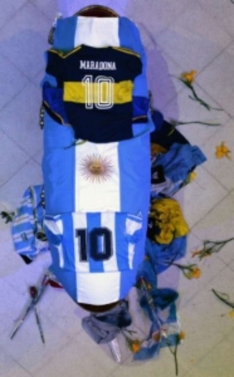 Caixão de Maradona com presentes dos fãs (ARGENTINIAN PRESIDENCY / AFP)