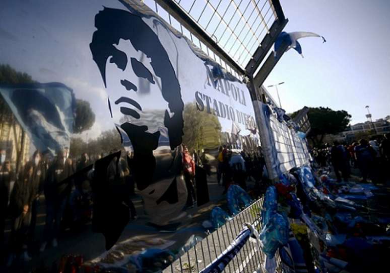 Na Itália, morte de Maradona comoveu torcedores da Napoli, onde argentino foi campeão (FILIPPO MONTEFORTE / AFP)