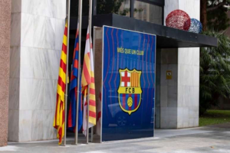 Bandeiras a meio mastro no Camp Nou (Foto: Divulgação / Barcelona)