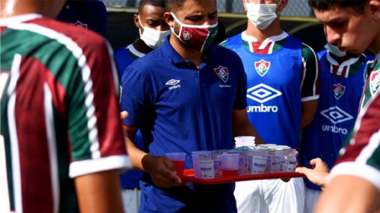 'Os copos são mais higiênicos, além de termos todo um processo que cerca essa medida antes de os atletas terem acesso ', diz coordenador médico do Tricolor (Mailson Santana - Fluminense F.C.)