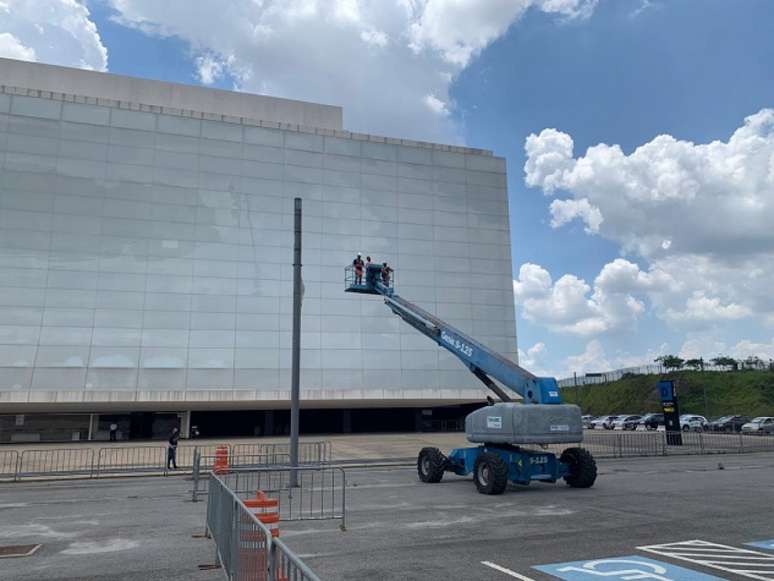 Primeira parte do processo é a limpeza das fachadas e da cobertura do estádio (Foto: Divulgação/Corinthians)