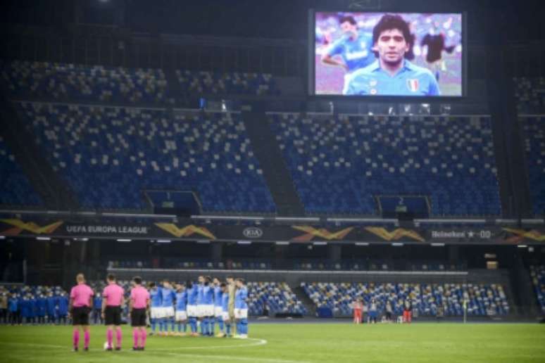 Um minuto de silêncio prestado em homenagem a Maradona (Foto: FILIPPO MONTEFORTE / AFP)