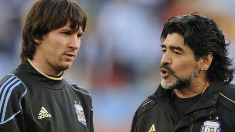 Maradona, então técnico da Argentina, dá instruções a Lionel Messi na Copa do Mundo de 2010, mas seleção acabou derrotado por 4 a 0 pela Alemanha nas quartas de final