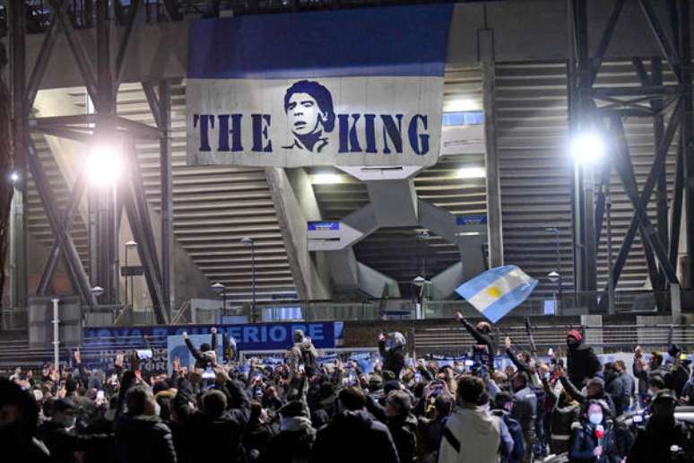 Torcedores homenageiam Maradona em frente ao Estádio San Paolo, em Nápoles