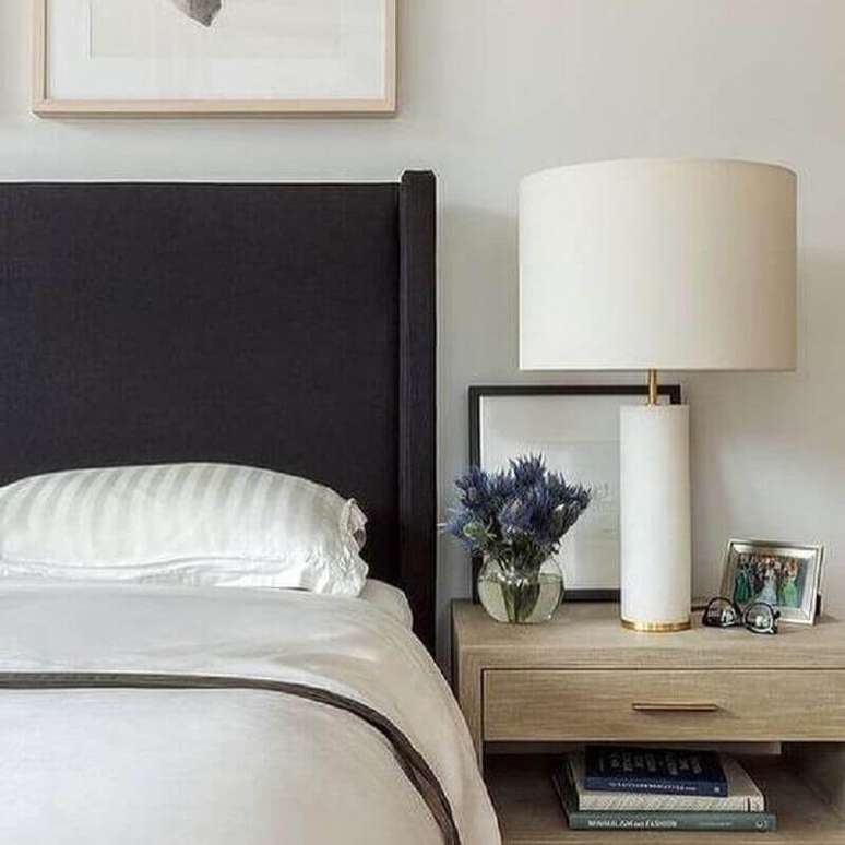 10. Abajur branco para decoração de quarto com cabeceira preta – Foto: Scout & Nimble