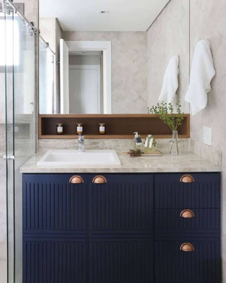 12. Armário de banheiro sob medida azul marinho com puxadores cobre – Foto: Decor Salteado