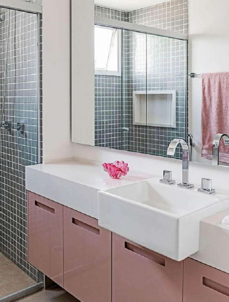 13. Decoração de banheiro sob medida com gabinete rosa e pastilhas cinza – Foto: Casa de Valentina