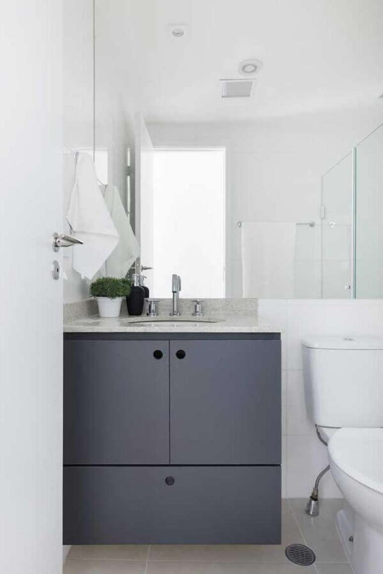14. Decoração clean para banheiro sob medida pequeno todo branco com gabinete cinza – Foto: SP Estudio