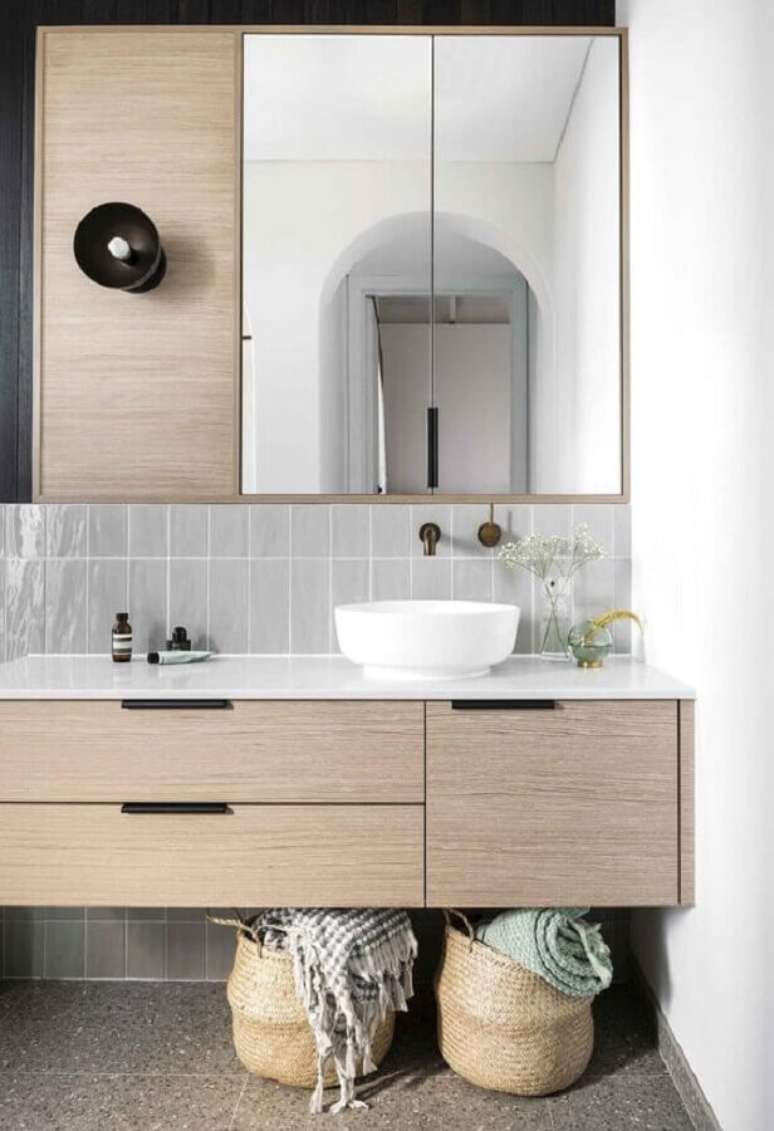 21. Decoração moderna para banheiro sob medida com espelheira e gabinete suspenso – Foto: Homes To Love AU