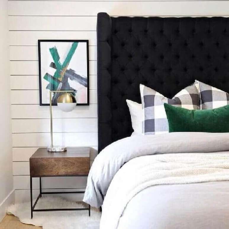 12. A cabeceira capitonê preta garante um toque sofisticado e romântico para a decoração do quarto – Foto: Jeito de Casa