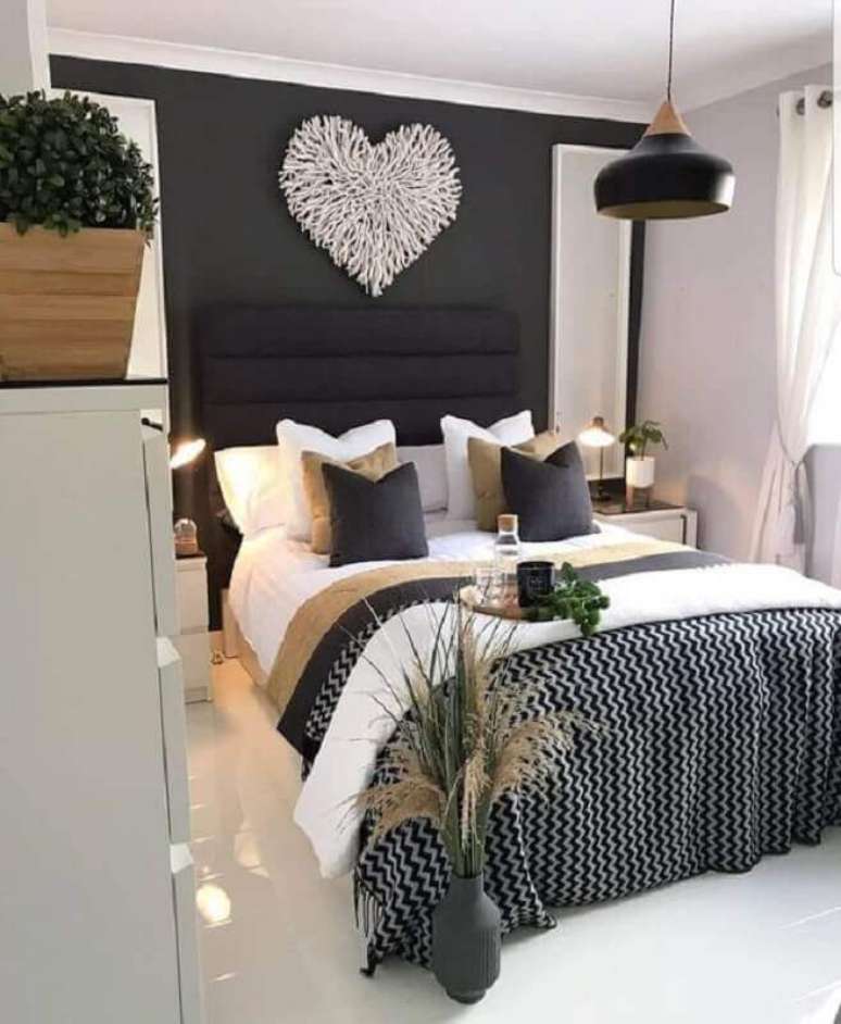 17. Cabeceira preta estofada para decoração de quarto de casal com várias almofadas para cama – Foto: Pinterest