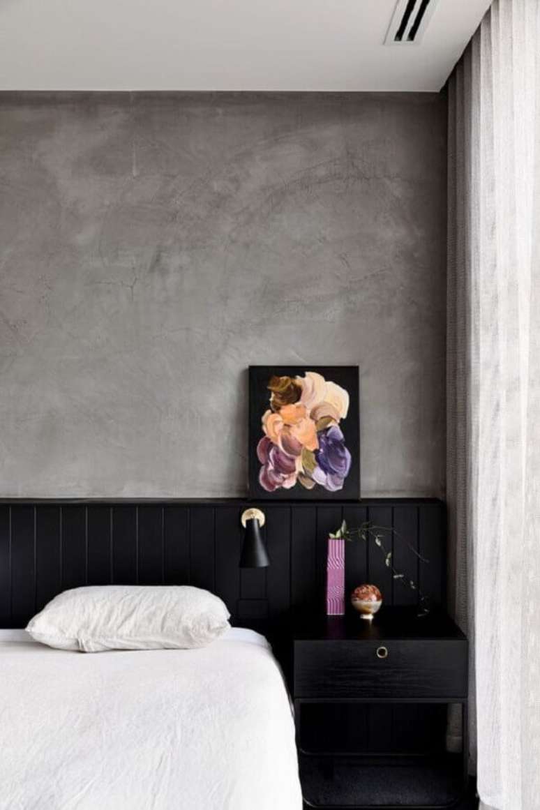 19. Quarto decorado com parede de cimento queimado e cabeceira preta planejada de madeira – Foto: Home Fashion Trend