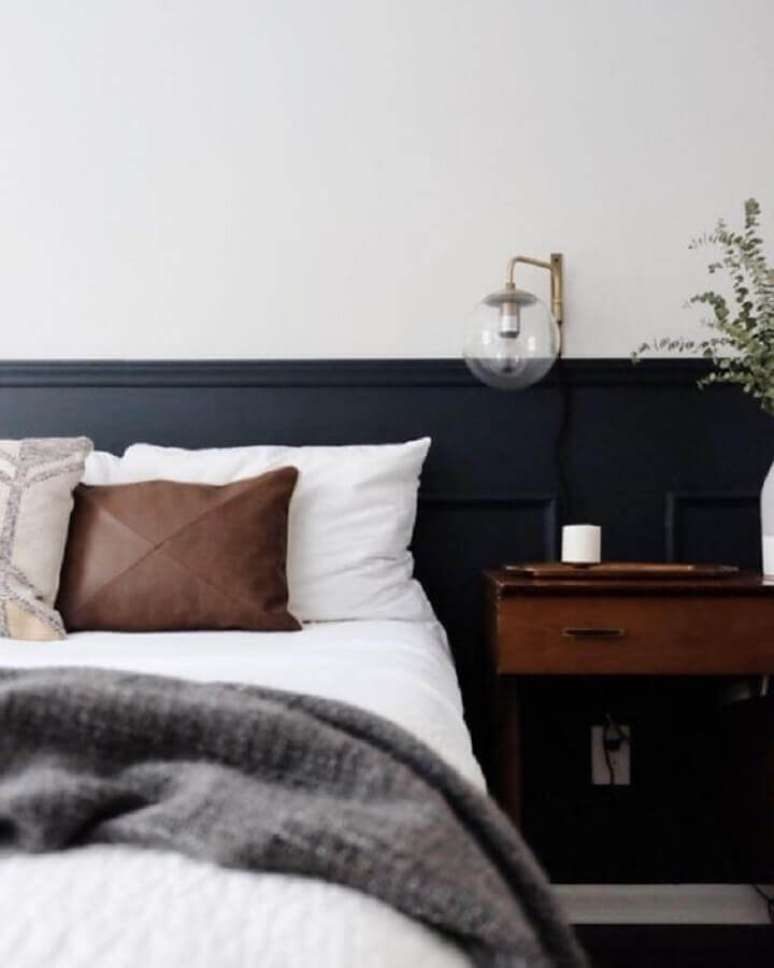 20. Cabeceira preta de madeira para decoração de quarto com abajur de parede – Foto: Shake My Blog