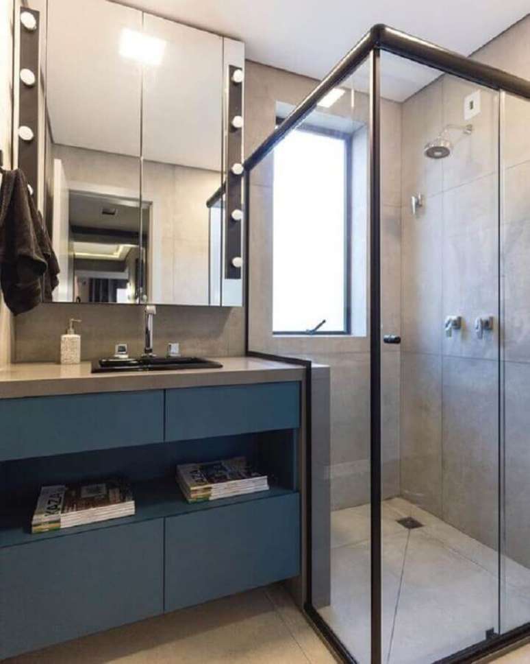 10. Decoração de banheiro sob medida moderno com gabinete azul e cimento queimado – Foto: Pinterest