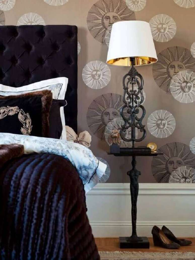 25. Quarto cl&aacute;ssico decorado com cabeceira capiton&ecirc; preta &ndash; Foto: Homedit