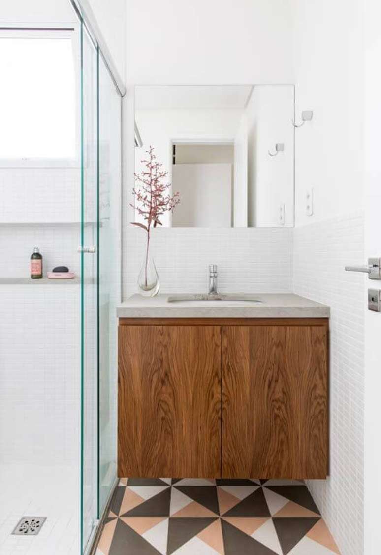 24. Decoração clean para banheiro pequeno sob medida com gabinete de madeira – Foto: INÁ Arquitetura