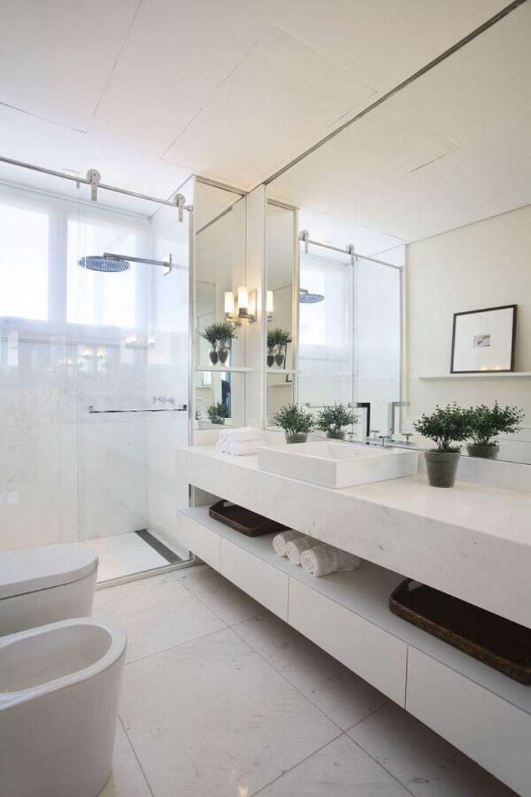 25. Decoração sofisticada para banheiro sob medida todo branco – Foto: Pinterest