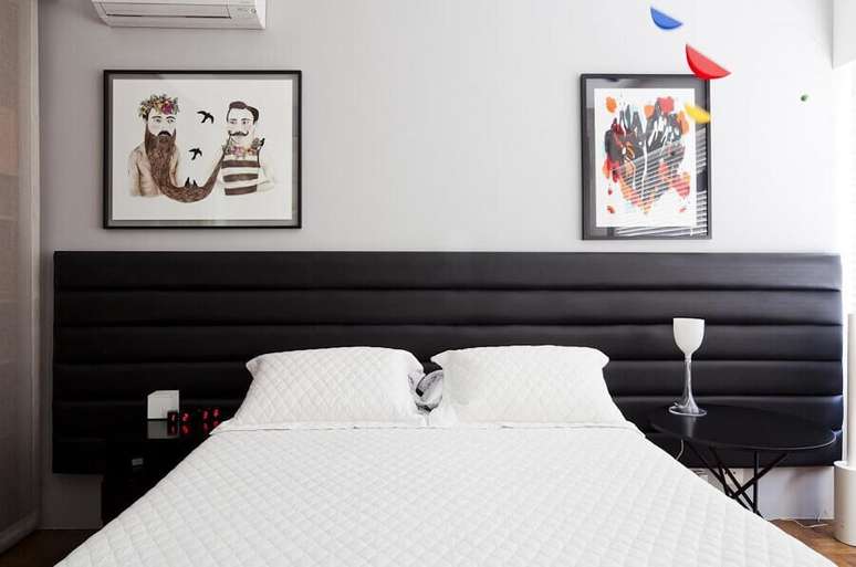 26. Cabeceira estofada preta moderna para quarto de casal decorado – Foto: Pinterest