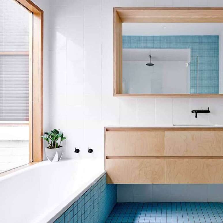 33. Banheiro sob medida azul e branco decorado com m&oacute;veis de madeira &ndash; Foto: Apartment Therapy
