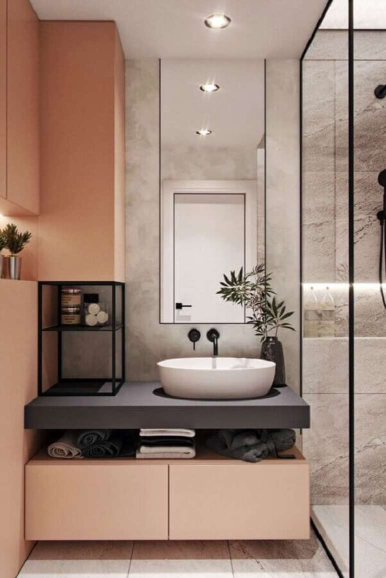 35. Decoração de banheiro sob medida moderno cinza e rosa – Foto: Simples Decoração