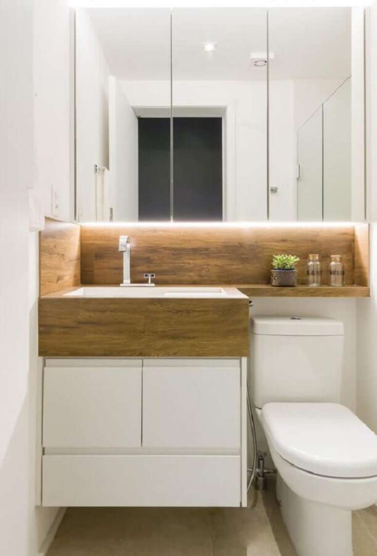 36. Banheiro pequeno sob medida todo branco com bancada de madeira – Foto: Pinterest