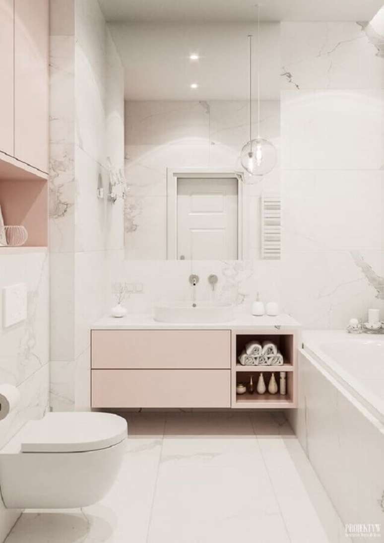 37. Delicada decoração de banheiro sob medida branco e rosa – Foto: Living Gazette