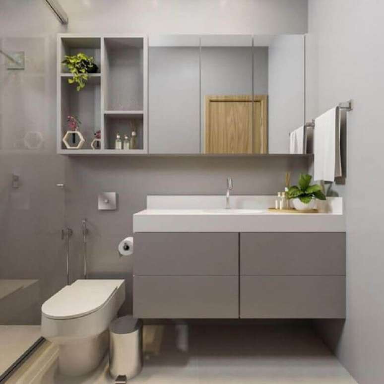 38. Decora&ccedil;&atilde;o em tons de cinza para banheiro sob medida com espelheira &ndash; Foto: Pinterest