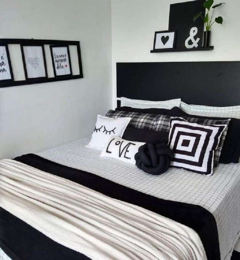 28. Quarto branco simples decorado com cabeceira de cama preta – Foto: Pinterest