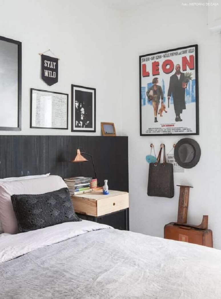5. Decoração de quarto branco com vários quadros e cabeceira preta de madeira – Foto: Histórias de Casa